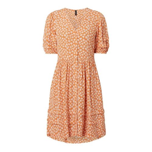 Sukienka koszulowa z kwiatowym wzorem model ‘Lura’ 229.99PLN